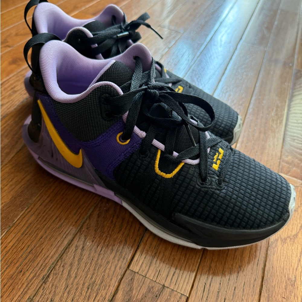 Nike LeBron Witness 7, Men’s size 8